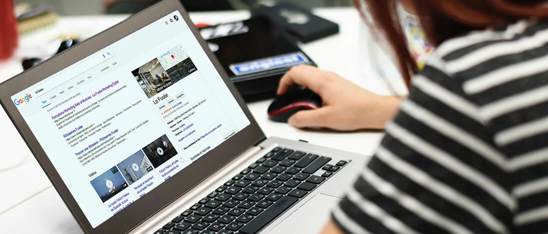 Personne travaillant sur le référencement naturel Google lors d’une formation SEO